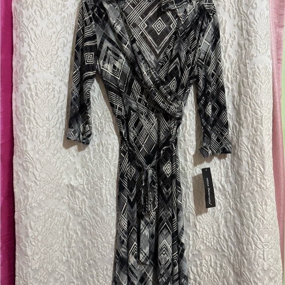 Mlle Gabrielle Black and White Geometric Long Sleeve Dress - Picture 3 of 6